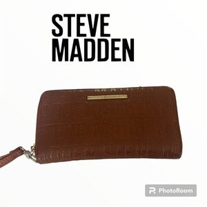 EUC 
Steve Madden Women's Bzippy Wallet Brown 
With gold name plate